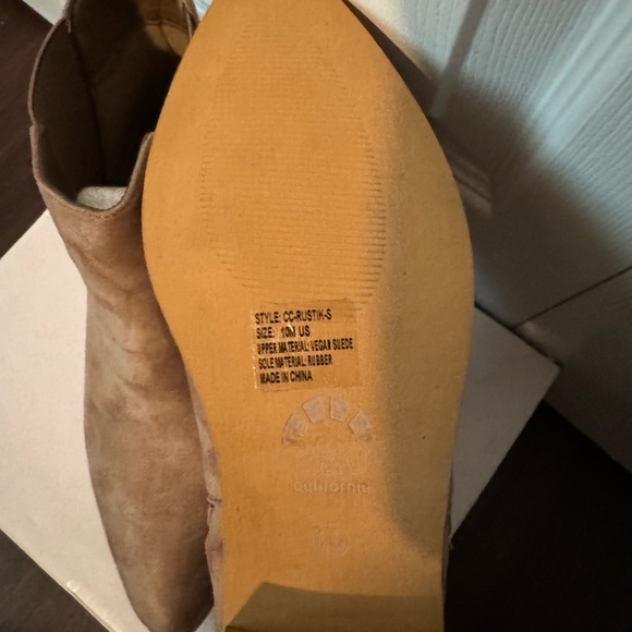 C&C California Rustic-S Taupe Women’s Chelsea Boot - Picture 2 of 3